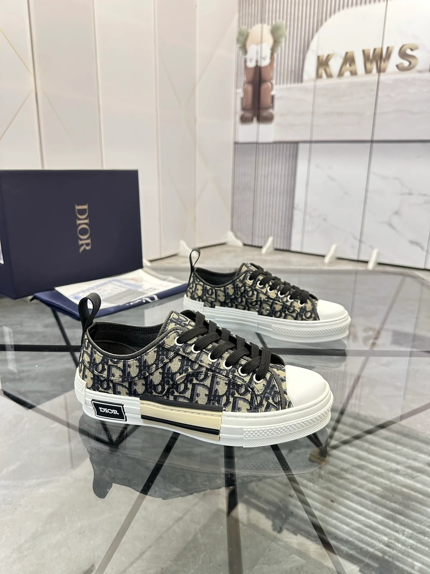 Selling men's shoes 💰: 💰P420¥ Product trademark: Dio* "Dior*" low-top casual shoes Regular size: 36-45 (can be customized to 46) Couple style B23 Product materials: Upper imported original fabric, breathable lining, original outsole. No.: 007